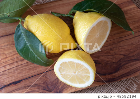Fresh lemons on a wooden cutting board Fresh lemons on a wooden cutting board 48592194