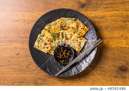 チヂミ　韓国グルメ　アジアのお好み焼き jijim and iron pan Korean food 48592486