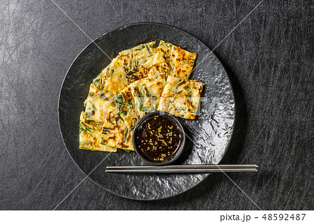 チヂミ　韓国グルメ　アジアのお好み焼き jijim and iron pan Korean food 48592487