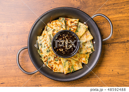 チヂミ 韓国グルメ アジアのお好み焼き jijim and iron pan Korean food チヂミ 韓国グルメ アジアのお好み焼き jijim and iron pan Korean food 48592488