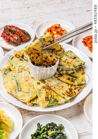 チヂミ　韓国グルメ　アジアのお好み焼き jijim and iron pan Korean food 48592489