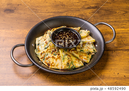 チヂミ　韓国グルメ　アジアのお好み焼き jijim and iron pan Korean food 48592490