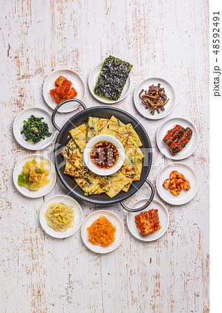 チヂミ　韓国グルメ　アジアのお好み焼き jijim and iron pan Korean food 48592491