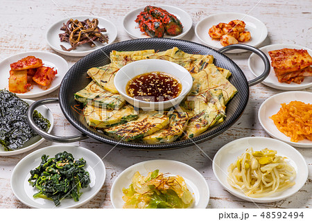 チヂミ　韓国グルメ　アジアのお好み焼き jijim and iron pan Korean food 48592494