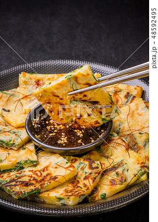 チヂミ 韓国グルメ アジアのお好み焼き jijim and iron pan Korean food チヂミ 韓国グルメ アジアのお好み焼き jijim and iron pan Korean food 48592495