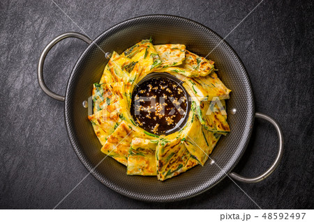 チヂミ　韓国グルメ　アジアのお好み焼き jijim and iron pan Korean food 48592497