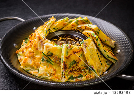 チヂミ　韓国グルメ　アジアのお好み焼き jijim and iron pan Korean food 48592498