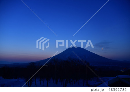 早春の北海道ニセコ町で夜明けの羊蹄山（蝦夷富士）と三日月と明けの明星のある風景を撮影 48592782