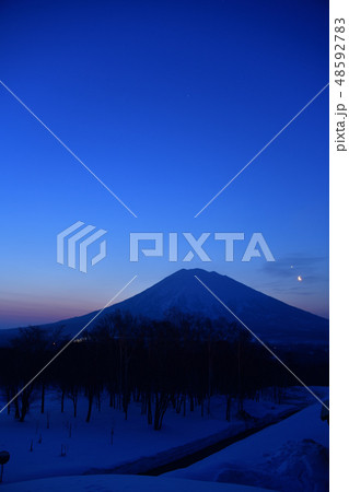 早春の北海道ニセコ町で夜明けの羊蹄山（蝦夷富士）と三日月と明けの明星のある風景を撮影 48592783