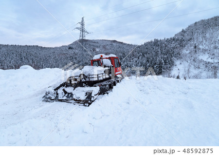 雪原に向かう雪上車 雪原に向かう雪上車 48592875