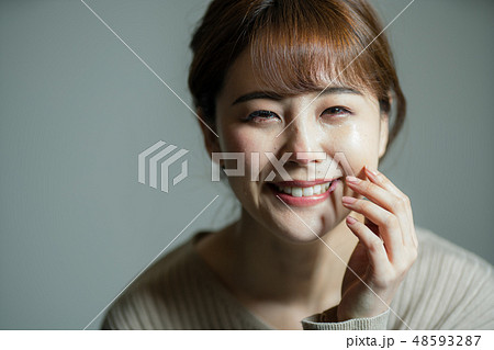 泣き笑いの写真素材