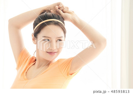 女性　ビューティー　エクササイズ 48593813