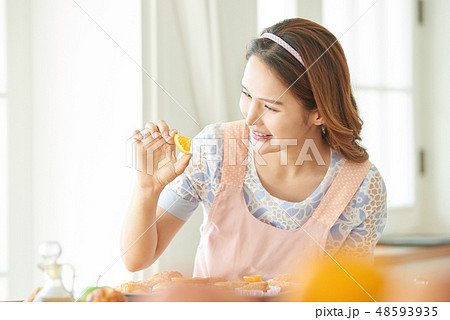 女性 ライフスタイル クッキング 女性 ライフスタイル クッキング 48593935