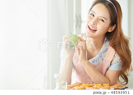 女性　ライフスタイル　クッキング 48593951