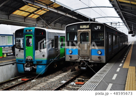 高松駅に停車中の予讃線普通列車（121系） 48595673