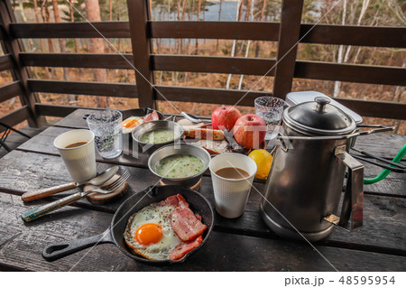 アウトドア料理　Outdoor lunch at the cottage 48595954