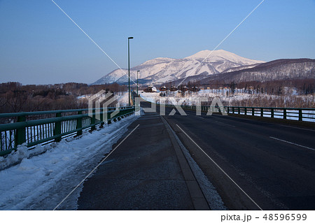 早春の北海道ニセコ町でサンモリッツ大橋とニセコアンヌプリの夜明けの風景を撮影 早春の北海道ニセコ町でサンモリッツ大橋とニセコアンヌプリの夜明けの風景を撮影 48596599