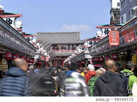 日本の東京都市景観 外国人に人気の浅草寺(「公衆便所」多言語対応で案内) 日本の東京都市景観 外国人に人気の浅草寺(「公衆便所」多言語対応で案内) 48598572