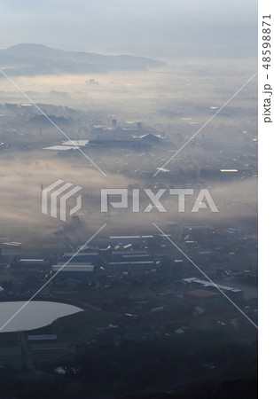 霧の三豊平野（豊中町）（豊中中学校・三豊市役所豊中庁舎方向） 48598871