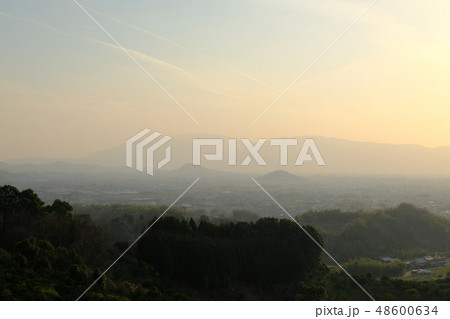 春霞の大和三山（奈良県桜井市） 48600634