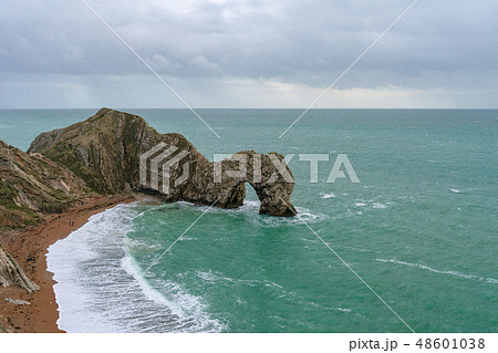 イギリスのイングランドのドーセットと東デヴォンの海岸のジュラシックコーストのダードルドアの天然橋 48601038