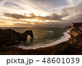 イギリスのイングランドのドーセットと東デヴォンの海岸のジュラシックコーストのダードルドアの天然橋 48601039