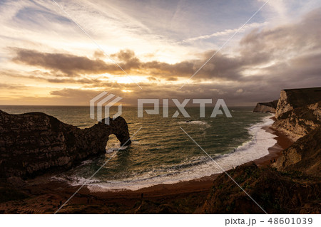イギリスのイングランドのドーセットと東デヴォンの海岸のジュラシックコーストのダードルドアの天然橋の写真素材 48601039 Pixta