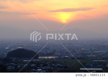 梅と春霞の大和路（奈良県桜井市） 48601115