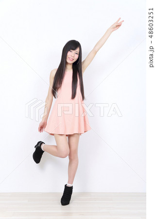 若い女性　ポートレート 48603251