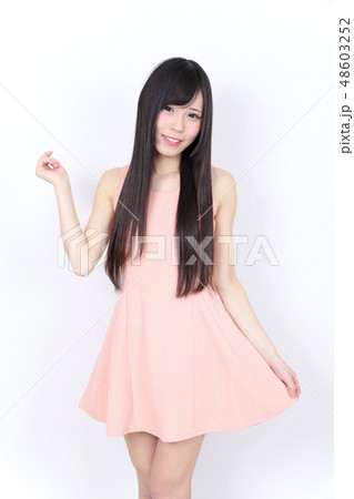 若い女性　ポートレート 48603252