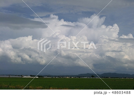 大きな雲 48603488