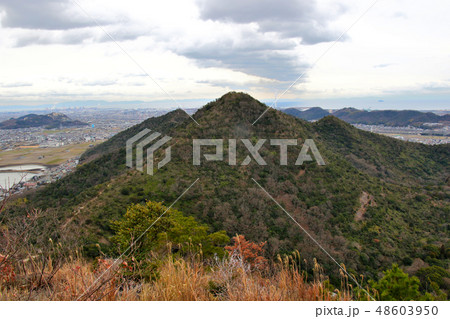 高御位山縦走　岩場展望台から地徳山、大谷山方面を望む　後方左に宝殿山　石の宝殿が見える 48603950