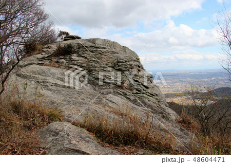 ふるさと兵庫50山 高御位山 西側より岩山の山頂を望む 右側には高砂市の中心部が望める ふるさと兵庫50山 高御位山 西側より岩山の山頂を望む 右側には高砂市の中心部が望める 48604471