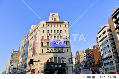 日本の東京都市景観　夕陽を浴びる浅草駅などを望む 48606690