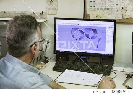 Jewelry worker in his lab 48606912