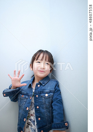カジュアル 夏服 春服 ワンピース デニム 女の子 日本人 ジャケット 園児 3歳 ファッション の写真素材 48607558 Pixta
