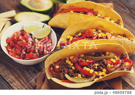 Mexican tacos with marbled beef and vegetables. 48609788