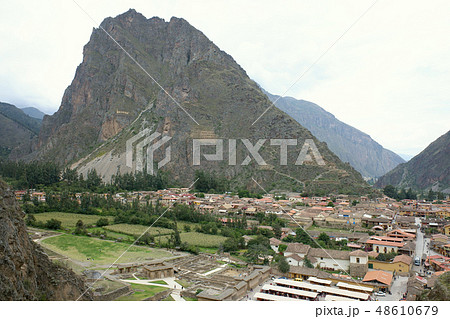 ペルー　オリャンタイタンボ　遺跡から村を望む 48610679