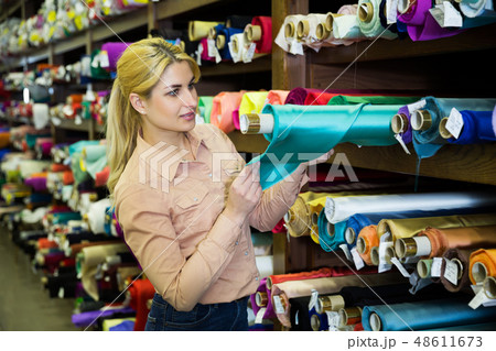 woman choosing textiles for dressmaking 48611673