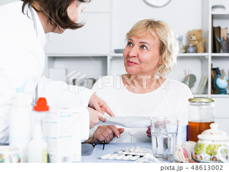 MAture woman and doctor MAture woman and doctor 48613002