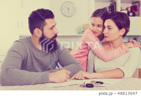 Father and mother preparing divorce papers Father and mother preparing divorce papers 48613047