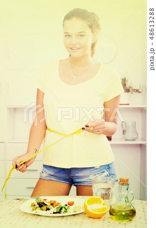 smiling girl measuring tape 48613288