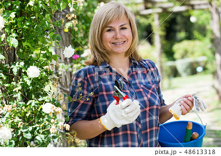 woman horticultural tools woman horticultural tools 48613318