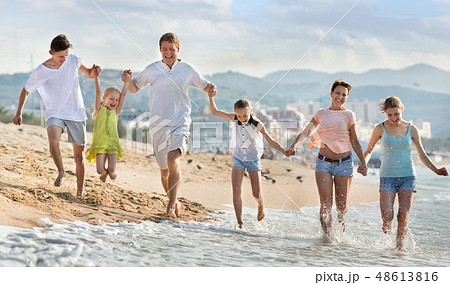 Parents children running on beach 48613816