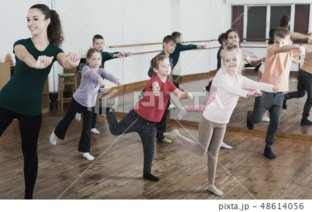 Positive children studying contemp dance 48614056