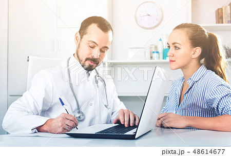 Female visitor consulting man doctor in hospital 48614677