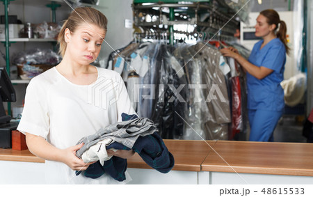 Dissatisfied client of dry cleaning Dissatisfied client of dry cleaning 48615533