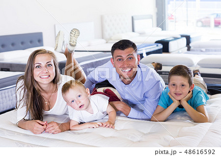 Family choosing mattress in store 48616592