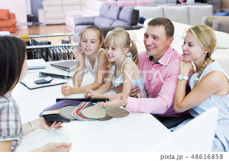 Family is consulting with the shop assistant 48616858