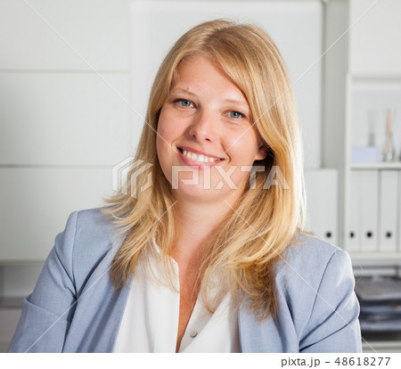Portrait of confident businesswoman 48618277